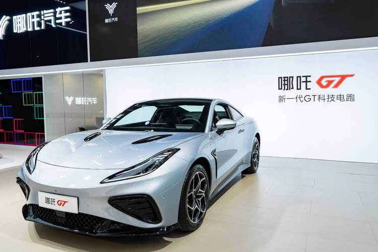 成都109哪吒汽车在智能汽车领域的表现，领途汽车在新能源汽车市场中的影响力